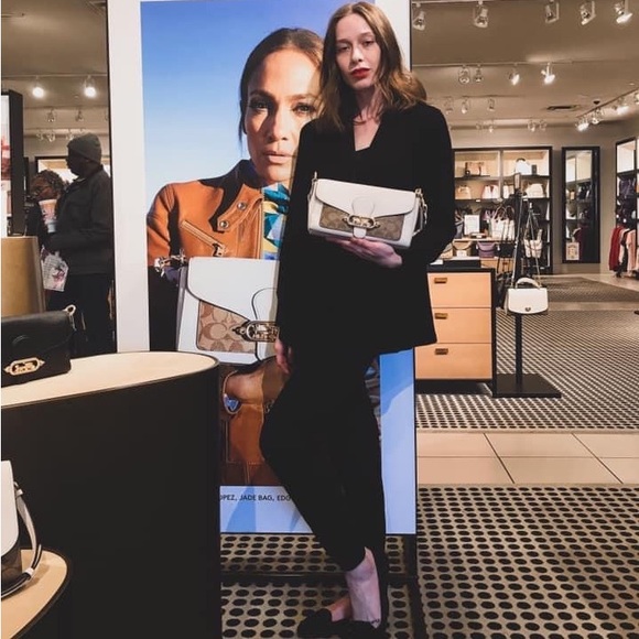 📌Meet Your Posher - Picture 2 of 3